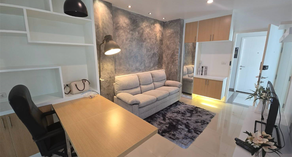For rent 2 bedrooms condo in Huai Khwang, Bangkok
