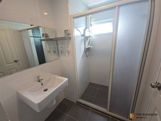 For rent 2 bedrooms condo in Huai Khwang, Bangkok