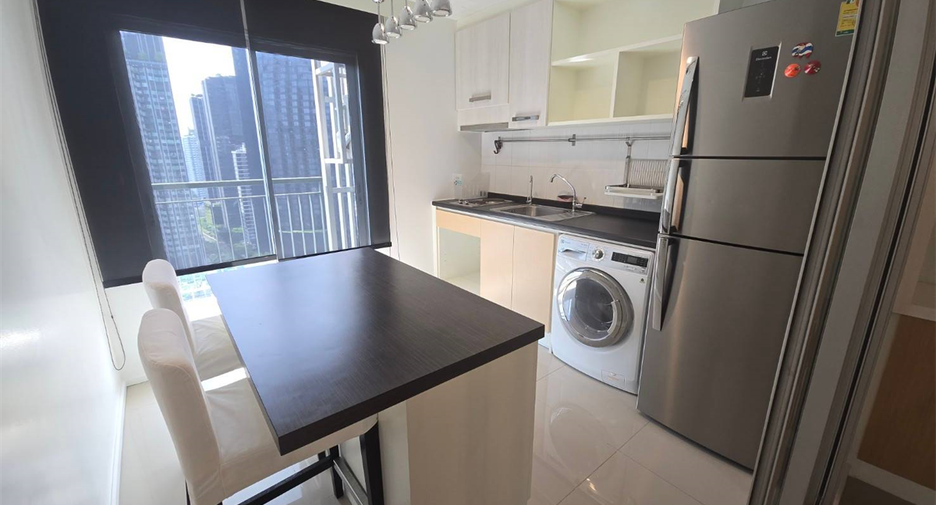 For rent 2 bedrooms condo in Huai Khwang, Bangkok