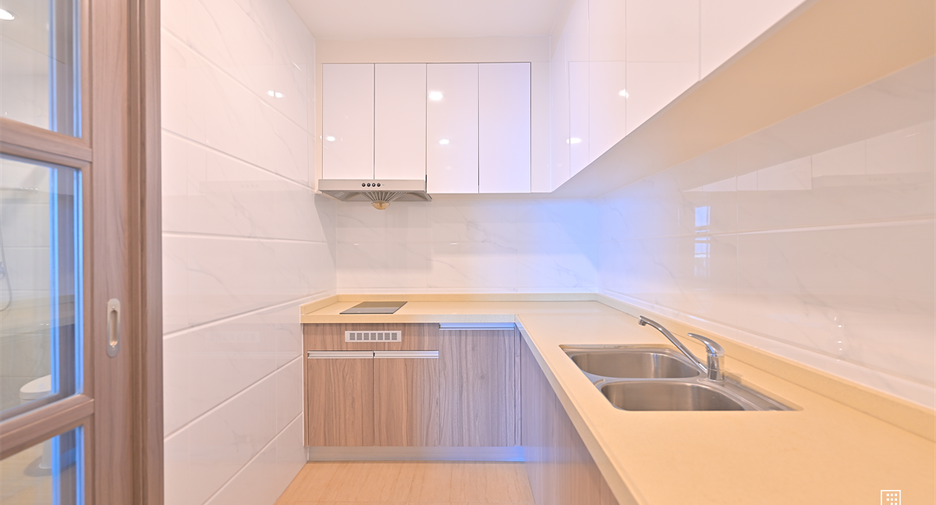 For rent 2 bedrooms condo in Huai Khwang, Bangkok