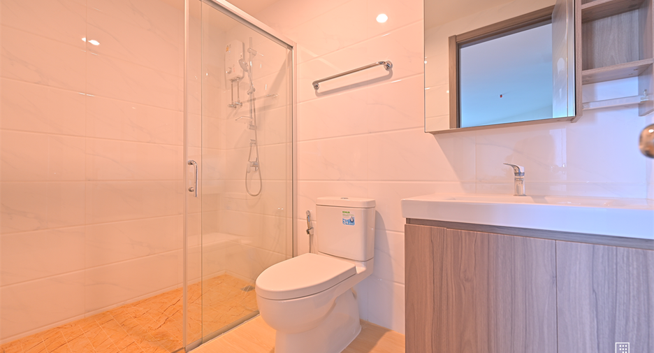For rent 2 bedrooms condo in Huai Khwang, Bangkok