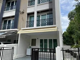For rent 2 bedrooms townhouse in Suan Luang, Bangkok
