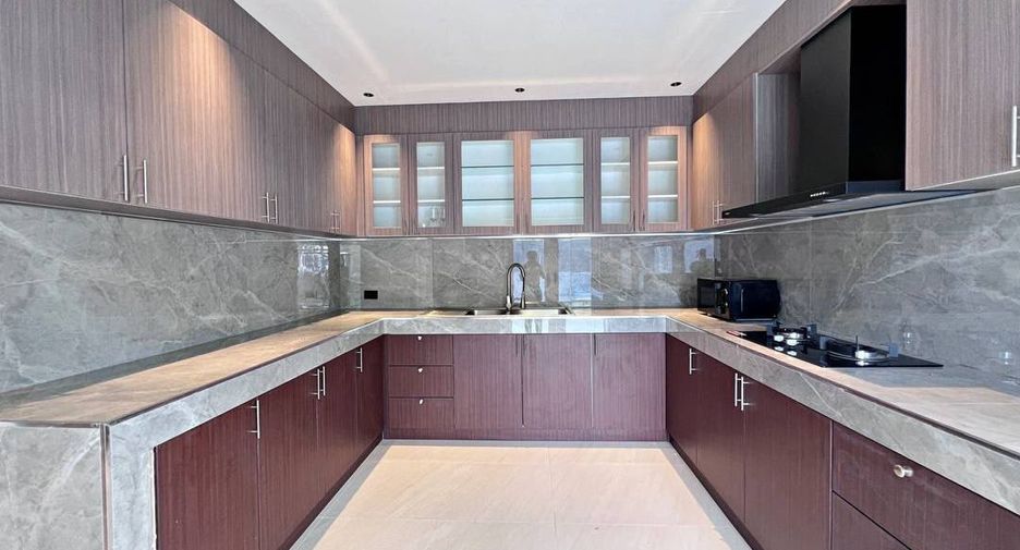 For sale 5 bedrooms villa in Bang Lamung, Chonburi