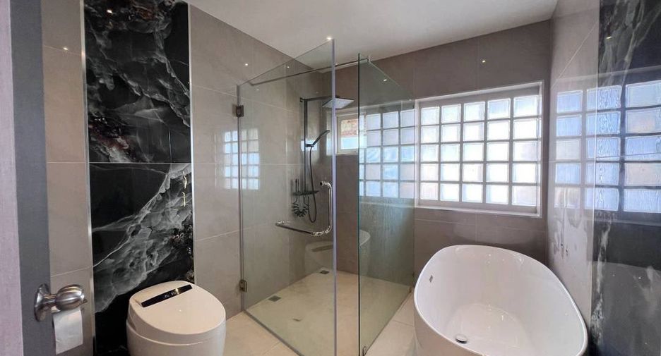 For sale 5 bedrooms villa in Bang Lamung, Chonburi