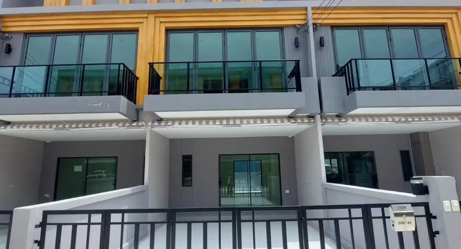 For rent 3 bedrooms townhouse in Prawet, Bangkok