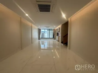 Casa adosada en alquiler de 3 habitaciones en Watthana, Bangkok