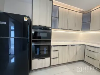 Casa adosada en alquiler de 3 habitaciones en Watthana, Bangkok