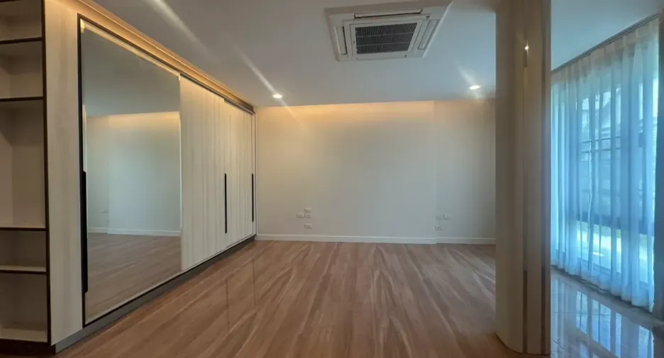 Casa adosada en alquiler de 3 habitaciones en Watthana, Bangkok