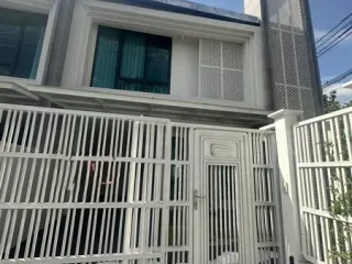 Casa adosada en alquiler de 3 habitaciones en Watthana, Bangkok