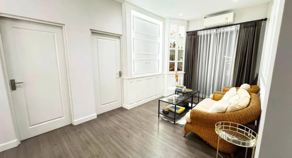 For rent 4 bedrooms house in Saphan Sung, Bangkok