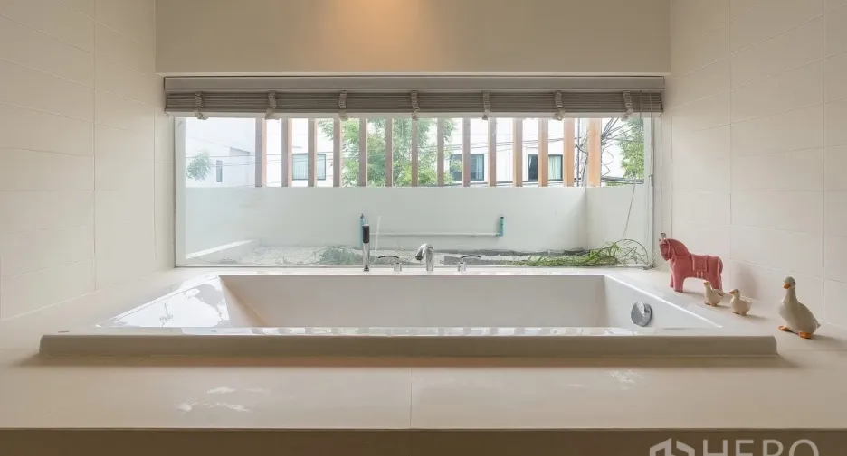 For rent 4 bedrooms house in Saphan Sung, Bangkok