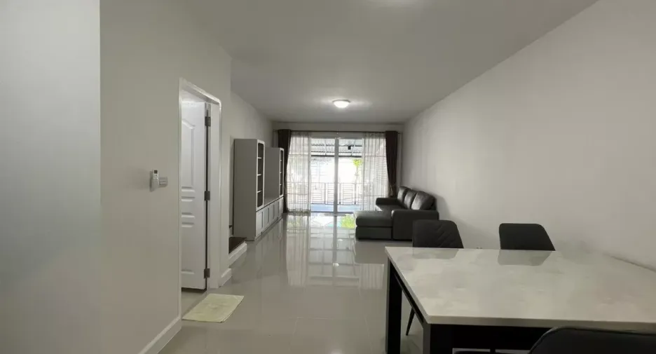 For rent 3 ベッドルーム townhouse in Bang Kapi, Bangkok