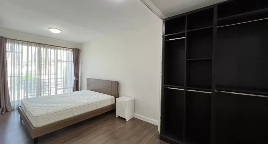 For rent 3 ベッドルーム townhouse in Bang Kapi, Bangkok
