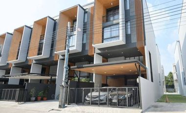 For rent 3 bedrooms townhouse in Suan Luang, Bangkok