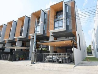 For rent 3 bedrooms townhouse in Suan Luang, Bangkok