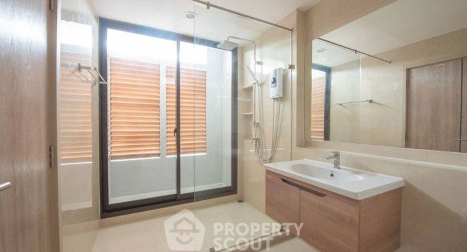 For rent 3 bedrooms townhouse in Suan Luang, Bangkok
