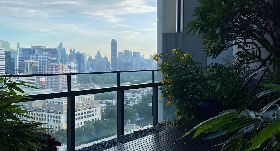 For sale 3 ベッドルーム condo in Sathon, Bangkok