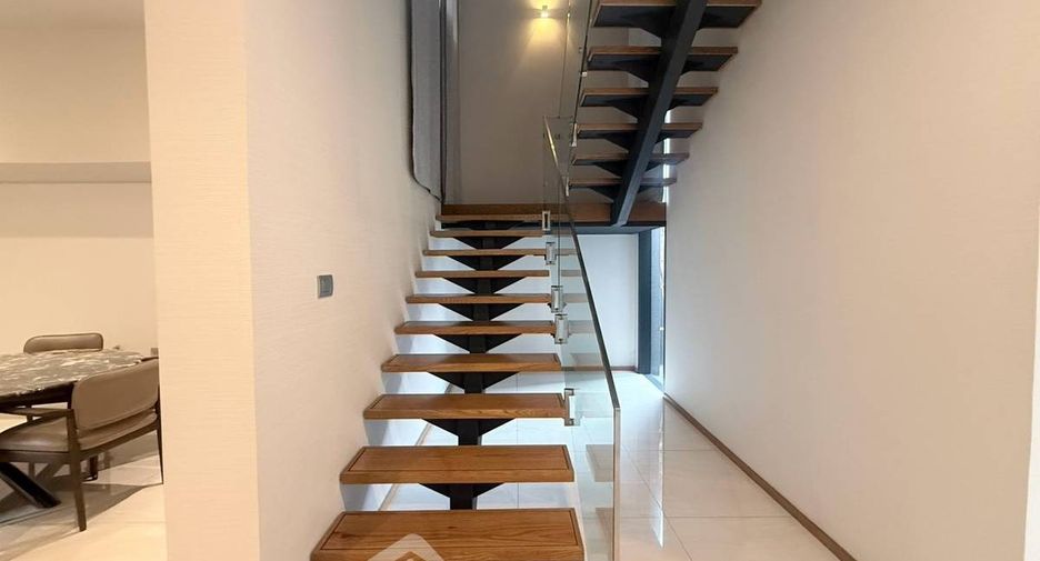 For sale 4 bedrooms townhouse in Saphan Sung, Bangkok