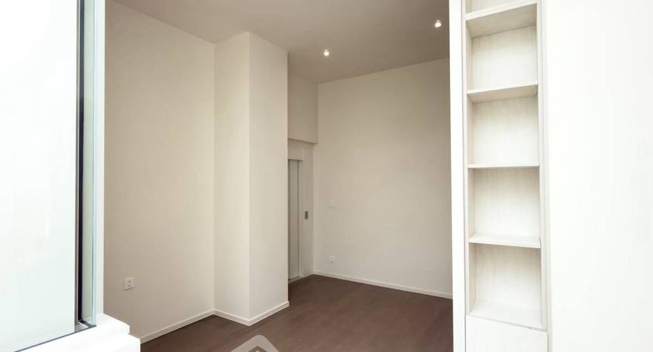 For sale 4 bedrooms house in Wang Thonglang, Bangkok