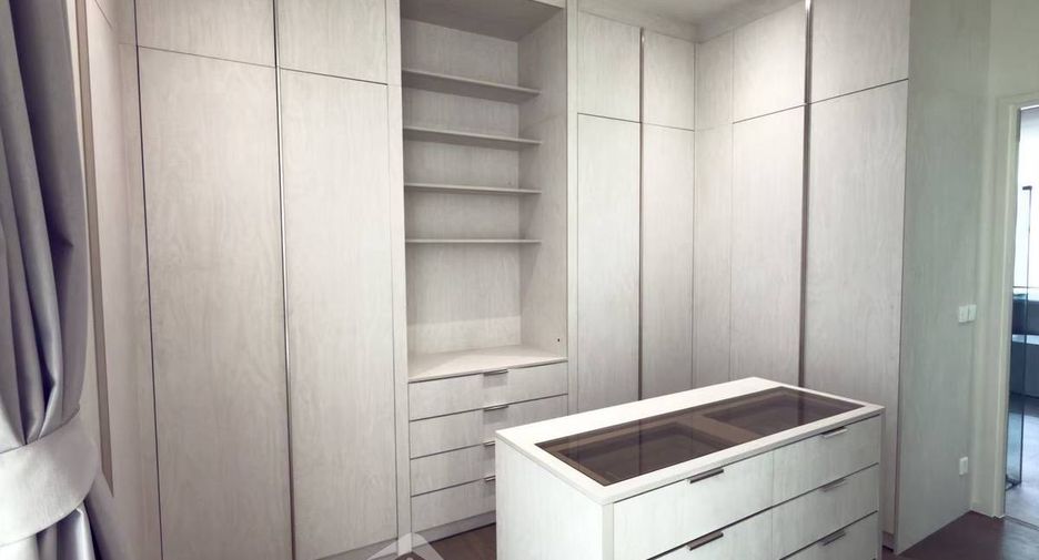For sale 4 bedrooms house in Wang Thonglang, Bangkok