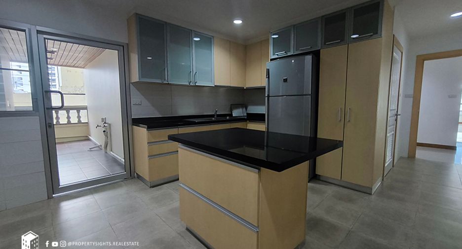 Condo en alquiler de 3 habitaciones en Khlong Toei, Bangkok