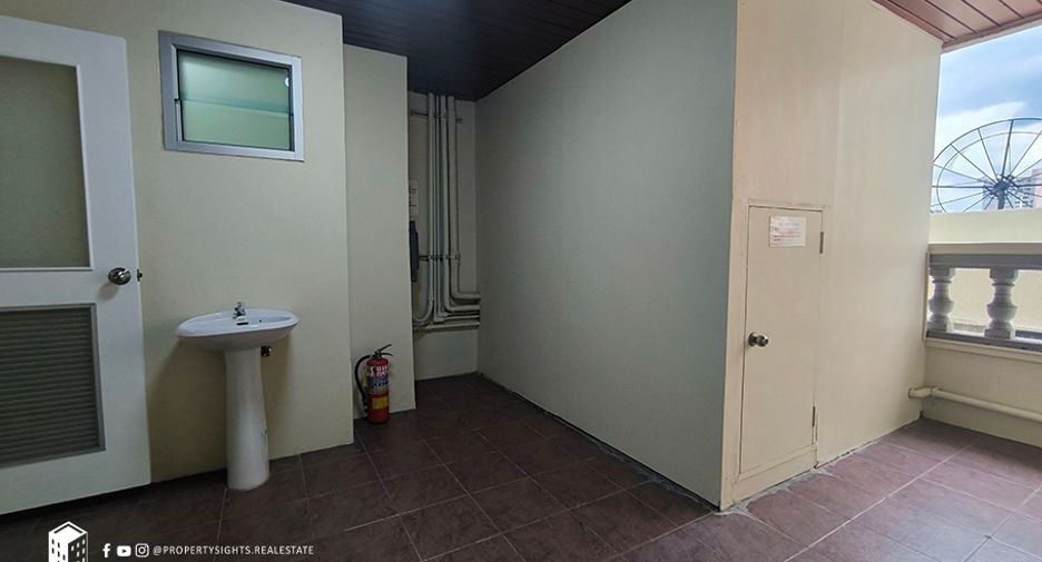 Condo en alquiler de 3 habitaciones en Khlong Toei, Bangkok