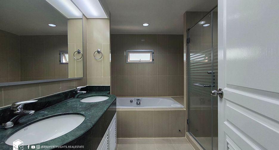 Condo en alquiler de 3 habitaciones en Khlong Toei, Bangkok