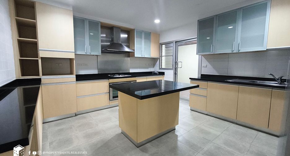 Condo en alquiler de 3 habitaciones en Khlong Toei, Bangkok