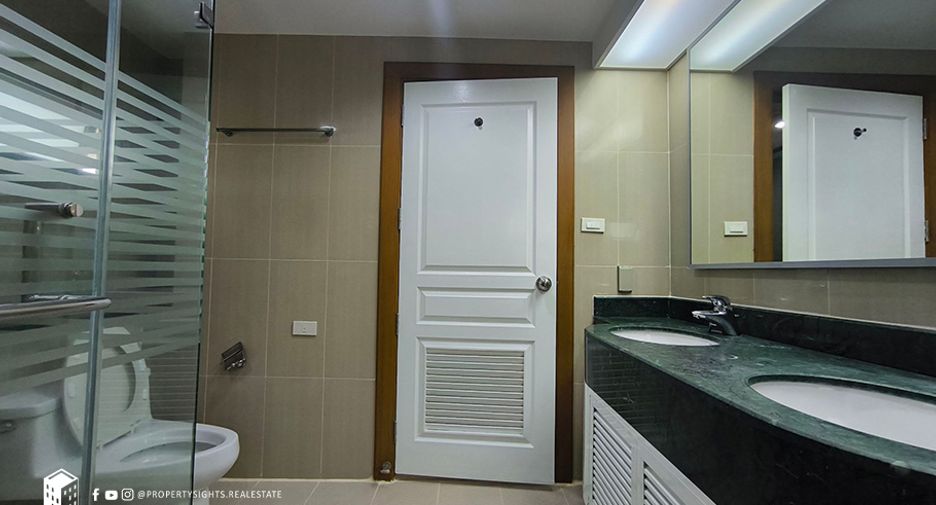 Condo en alquiler de 3 habitaciones en Khlong Toei, Bangkok