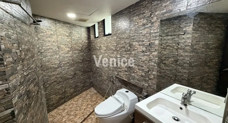 For sale 3 bedrooms condo in Khlong Toei, Bangkok