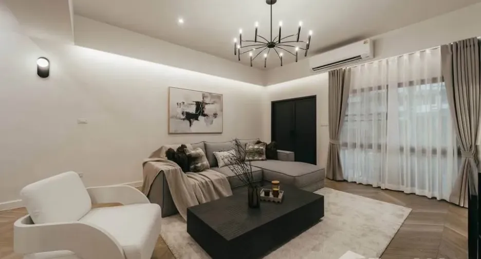For rent 5 bedrooms townhouse in Phra Khanong, Bangkok
