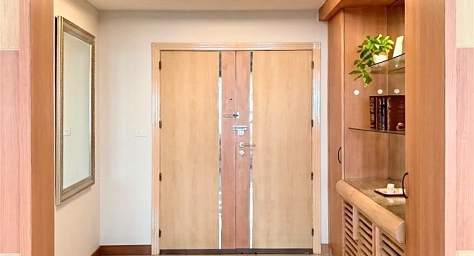 For rent 3 bedrooms condo in Khlong Toei, Bangkok
