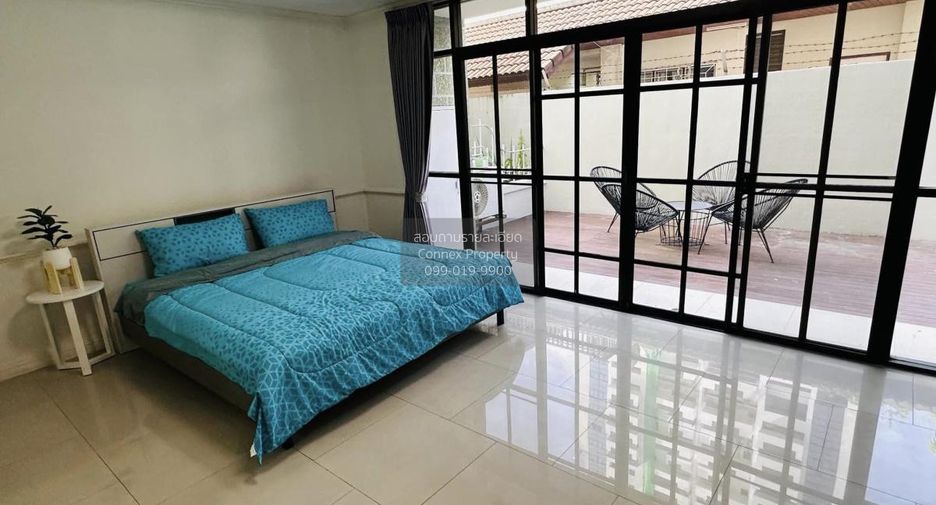For rent 4 bedrooms townhouse in Watthana, Bangkok