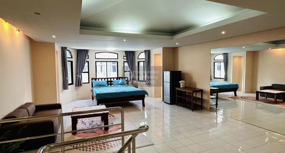 For rent 4 bedrooms townhouse in Watthana, Bangkok