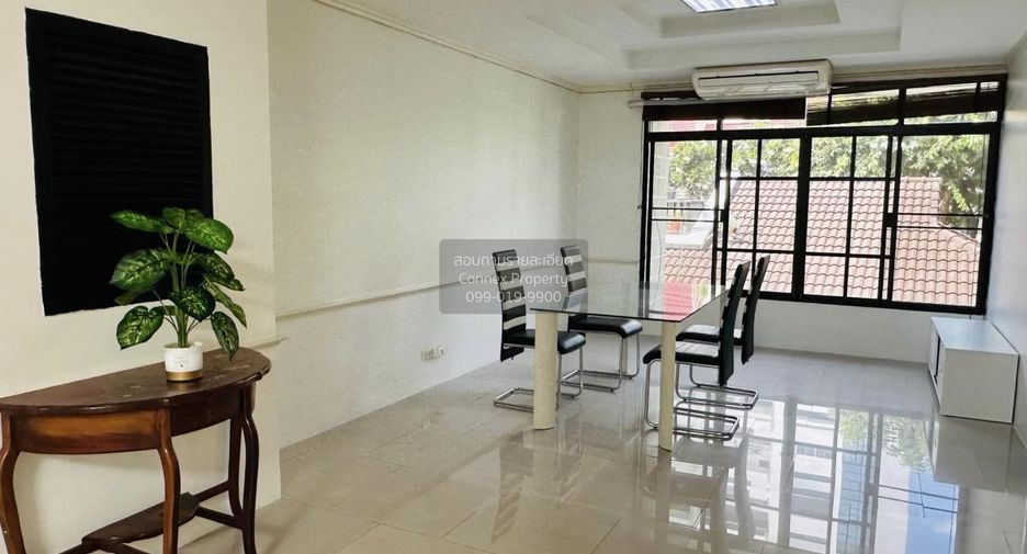For rent 4 bedrooms townhouse in Watthana, Bangkok
