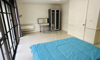 For rent 4 bedrooms townhouse in Watthana, Bangkok