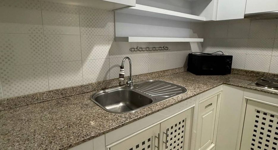 For rent 3 ベッドルーム condo in Huai Khwang, Bangkok