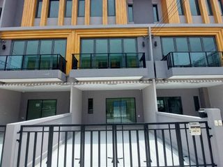 For rent 3 bedrooms townhouse in Prawet, Bangkok