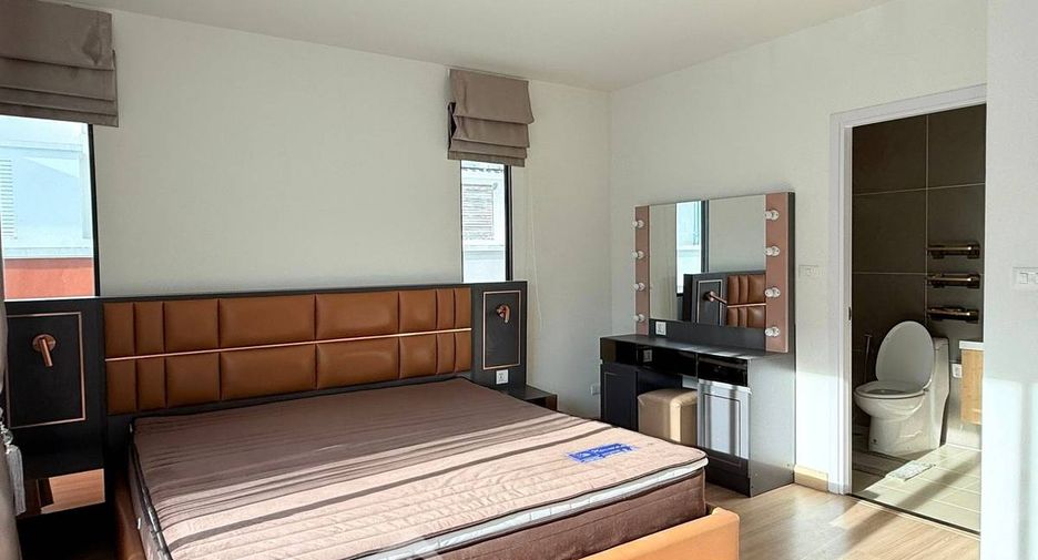 For rent 3 bedrooms townhouse in Wang Thonglang, Bangkok