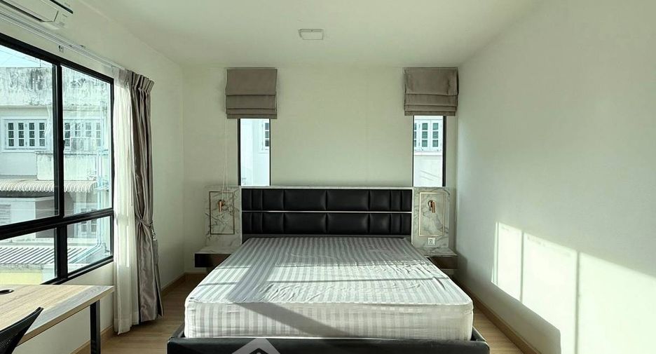 For rent 3 bedrooms townhouse in Wang Thonglang, Bangkok