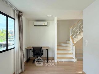 For rent 3 bedrooms townhouse in Wang Thonglang, Bangkok
