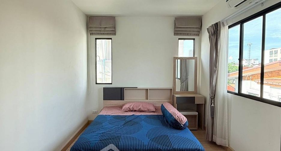 For rent 3 bedrooms townhouse in Wang Thonglang, Bangkok