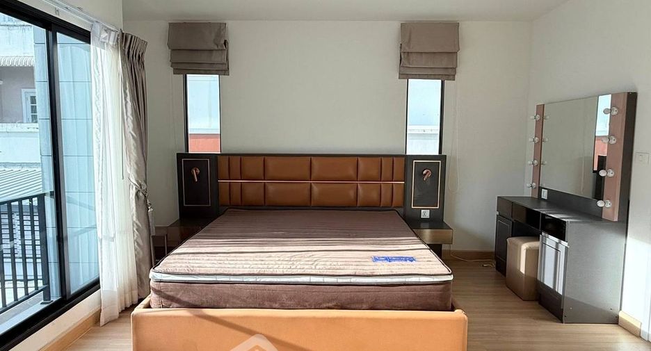 For rent 3 bedrooms townhouse in Wang Thonglang, Bangkok