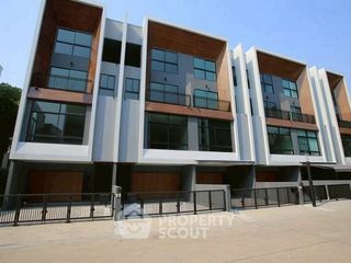 For rent 3 bedrooms townhouse in Suan Luang, Bangkok