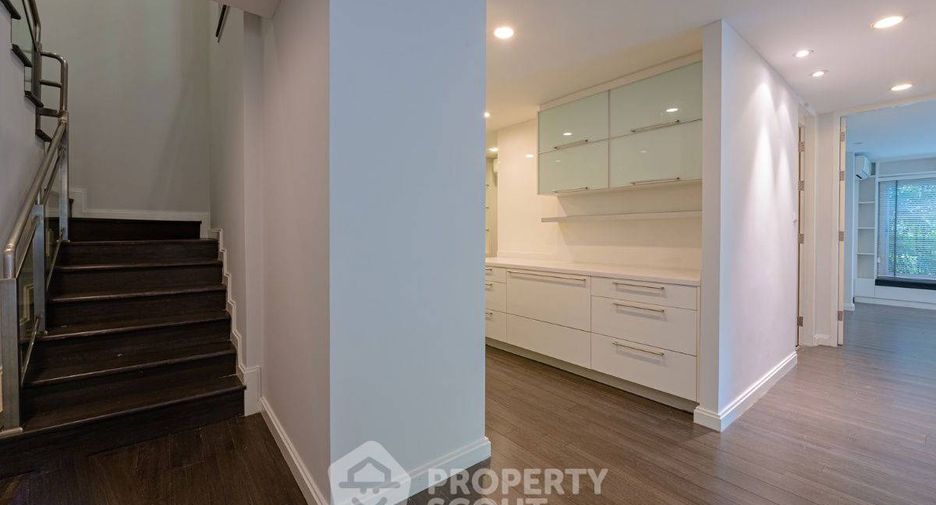For rent 3 ベッドルーム condo in Huai Khwang, Bangkok