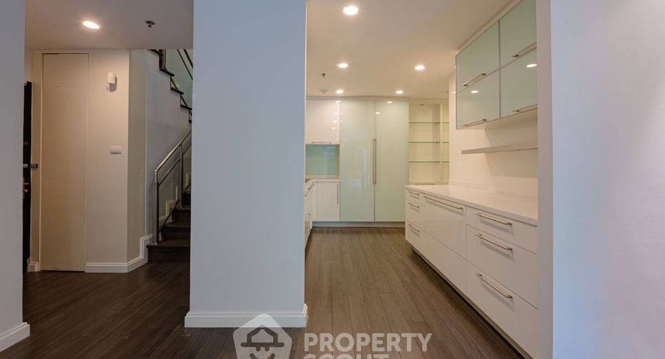 For rent 3 ベッドルーム condo in Huai Khwang, Bangkok