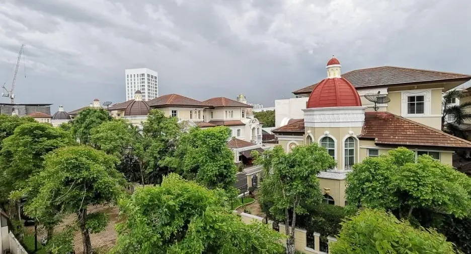 Haus zur Miete mit 3 Zimmer in Yan Nawa, Bangkok