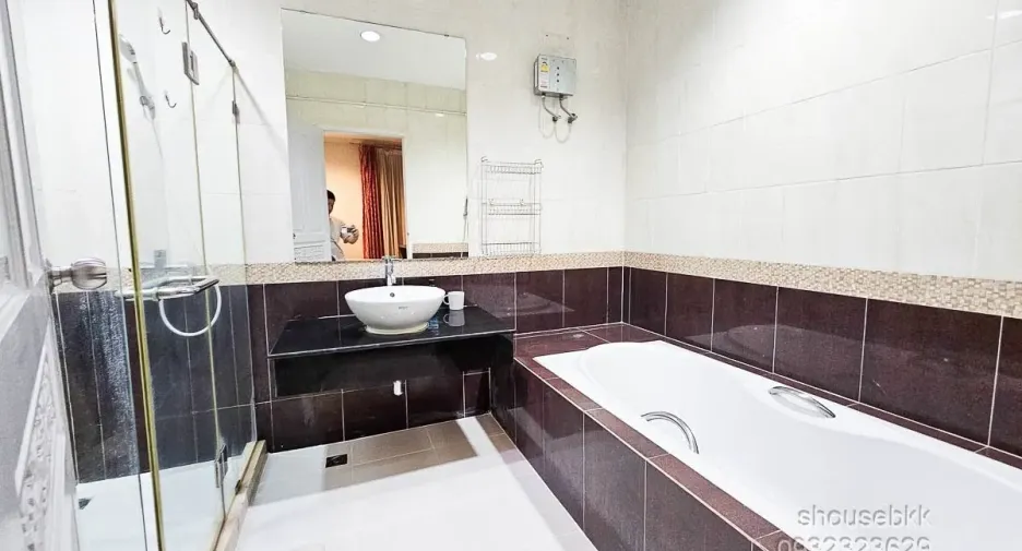 Haus zur Miete mit 3 Zimmer in Yan Nawa, Bangkok