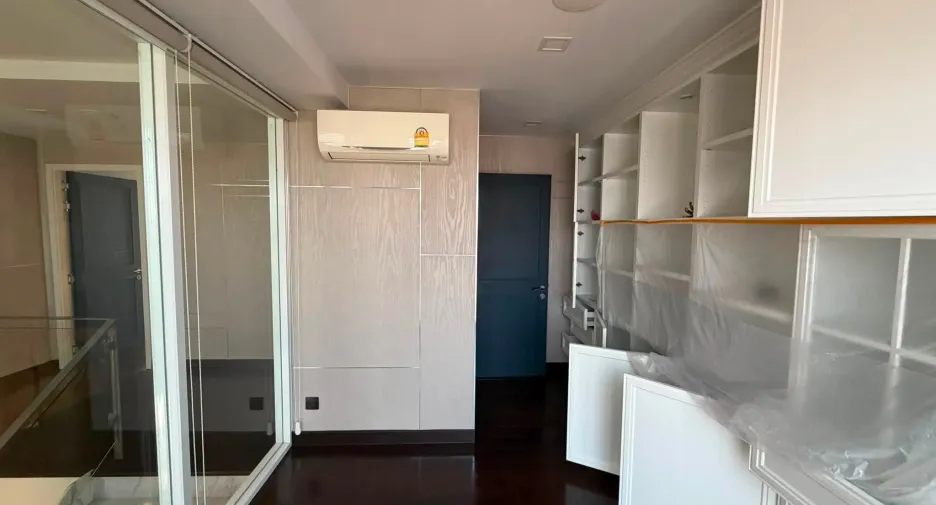 For rent 3 bedrooms condo in Yan Nawa, Bangkok