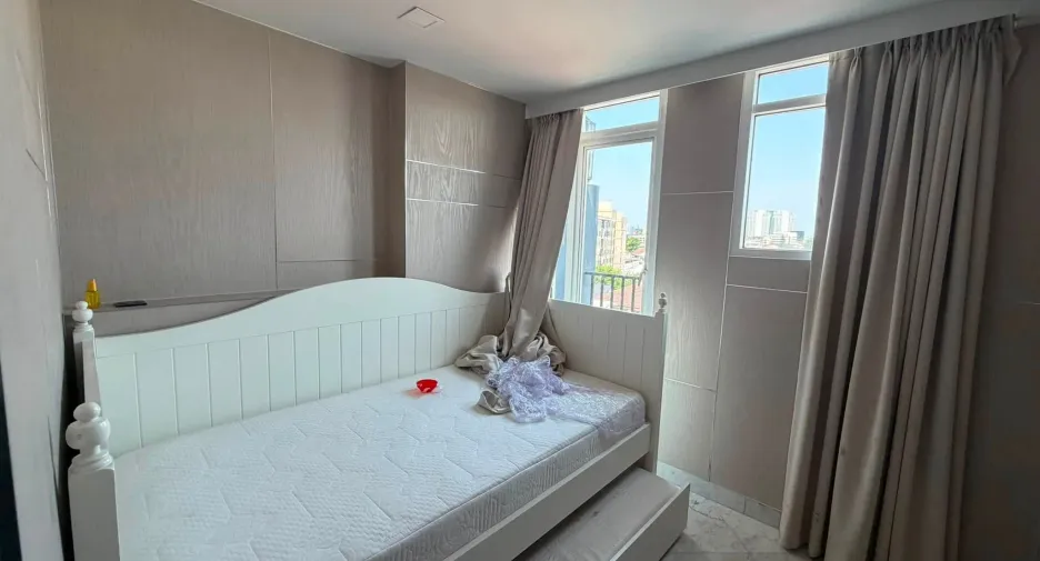 For rent 3 bedrooms condo in Yan Nawa, Bangkok